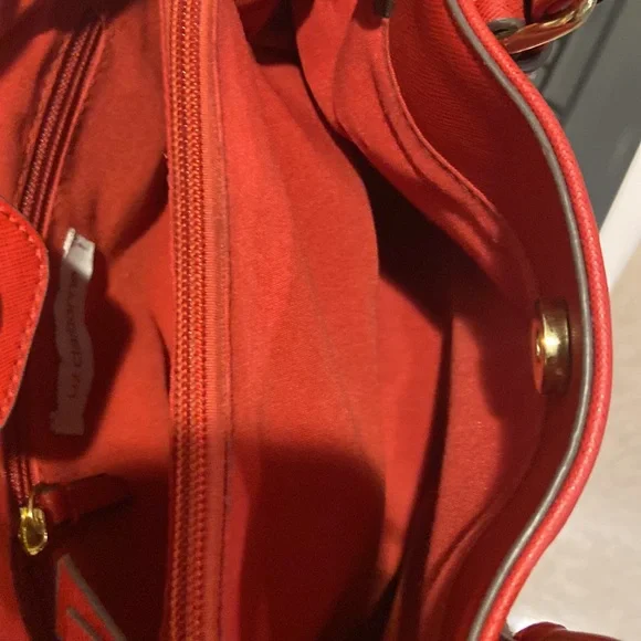 Liz Claiborne Little Red Handbag, Gently Used Compact/roomy. Very Cute Stylish - Picture 8 of 10